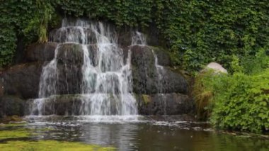 Üç modülasyon ile eski yapay dekoratif şelale