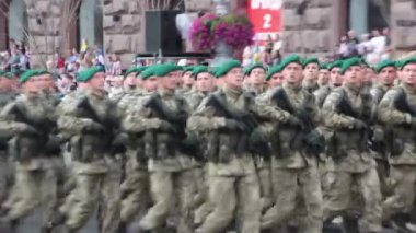 Kiev, Ukrayna - 24 Ağustos 2017: Kyiv, Ukrayna satırlara Bağımsızlık günü Khreshchatyk'a sokakta yürüyen Ulusal Polis, askeri geçit töreni