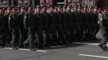 Kiev, Ukrayna - 24 Ağustos 2017: Kyiv, Ukrayna satırlara Bağımsızlık günü Khreshchatyk'a sokakta yürüyen Ulusal Polis, askeri geçit töreni