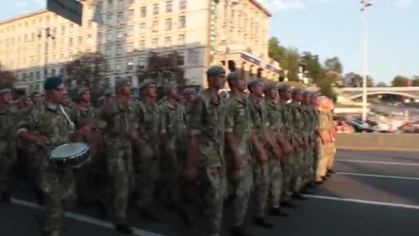 KIEV, UKRAINE - AUGUST 24, 2017: Military parade in Kyiv, to the Independence Day of Ukraine Rows of marching national police on Khreshchatyk street — Stock Video