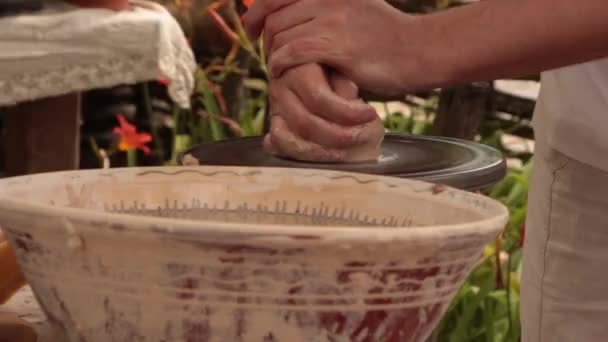 Potter inşaat potters tekerlek üstünde kahve fincanı üretir — Stok video