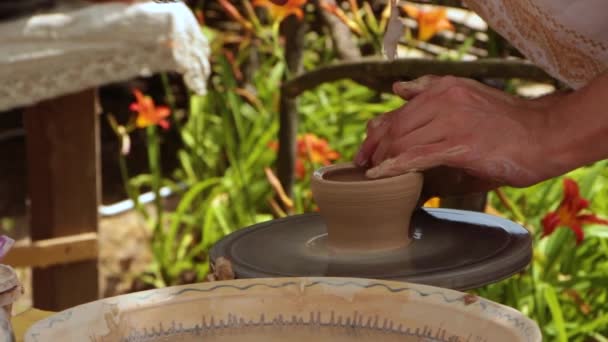 Potter inşaat potters tekerlek üstünde kahve fincanı üretir — Stok video
