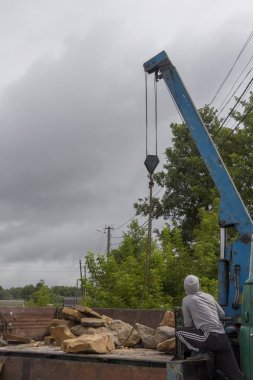 Teslimat ve bir vinç kamyon taş binanın boşaltma