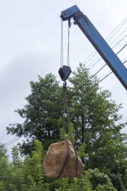 Teslimat ve bir vinç kamyon taş binanın boşaltma