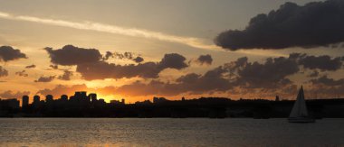 Şehir ve inşaat site üzerinde şaşırtıcı gökyüzü