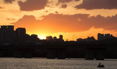 Şehir ve inşaat site üzerinde şaşırtıcı gökyüzü