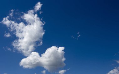 Masmavi bir gökyüzü beyaz bulut