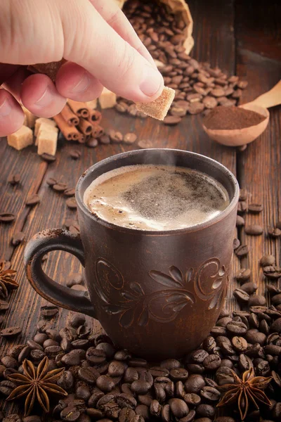 Tontasse mit Kaffee auf dem Hintergrund von Körnern — Stockfoto