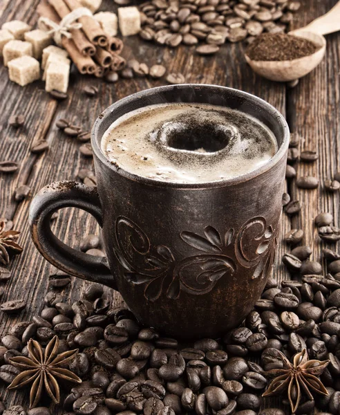 Tontasse mit Kaffee auf dem Hintergrund von Körnern — Stockfoto