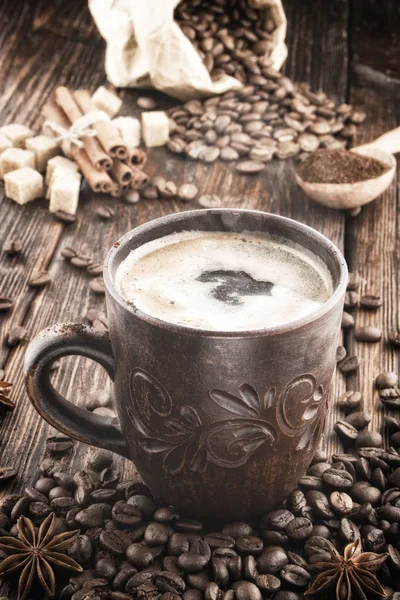 Tontasse mit Kaffee auf dem Hintergrund von Körnern — Stockfoto