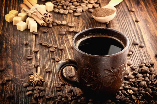 Tasse d'argile avec café sur le fond de grains — Photo