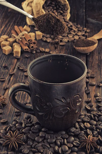 Tontasse mit Kaffee auf dem Hintergrund von Körnern — Stockfoto