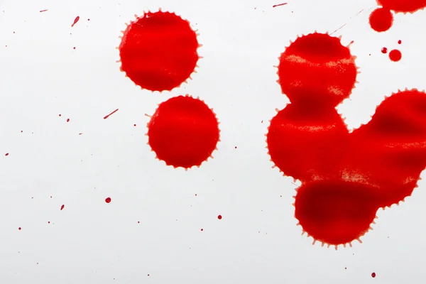 Gotas de sangre roja sobre papel blanco — Foto de Stock