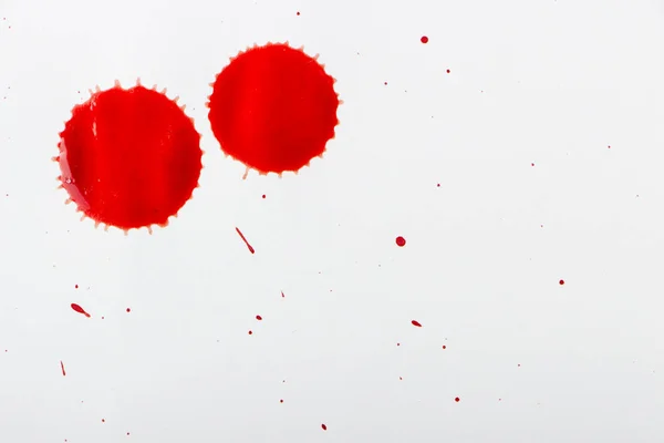 Gotas de sangre roja sobre papel blanco — Foto de Stock