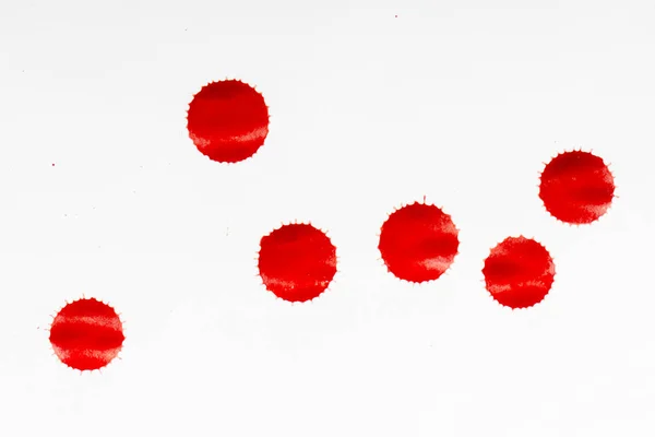 Gotas de sangue vermelho no papel branco — Fotografia de Stock