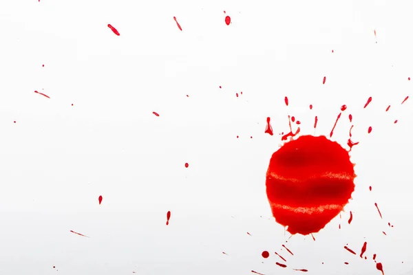 Gotas de sangre roja sobre papel blanco — Foto de Stock