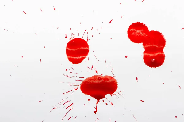 Droppar av röd blod på vitt papper — Stockfoto