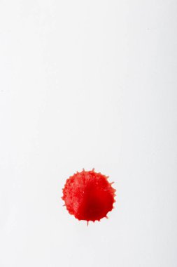 beyaz kağıt üzerine kırmızı kan damlaları
