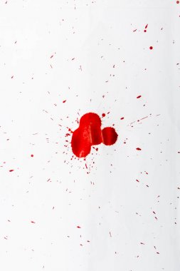beyaz kağıt üzerine kırmızı kan damlaları