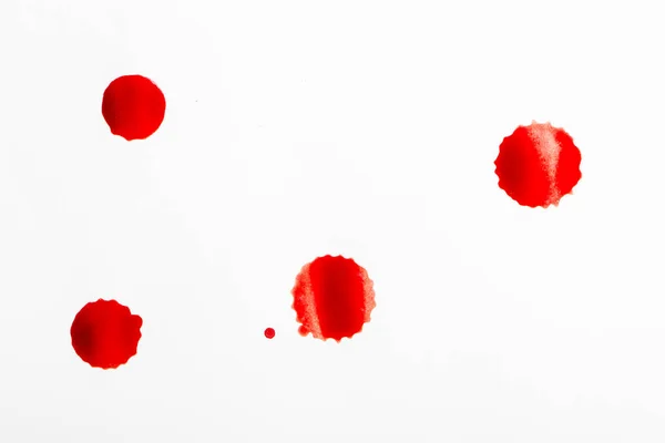 Gotas de sangre roja sobre papel blanco — Foto de Stock