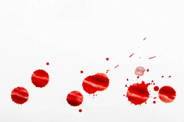 Kapky červené krve na bílém papíře — Stock fotografie