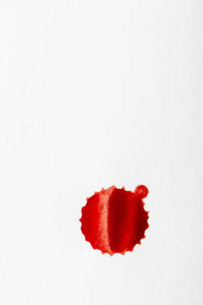 Gotas de sangre roja sobre papel blanco — Foto de Stock