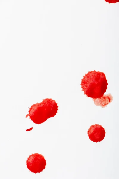 Gotas de sangre roja sobre papel blanco — Foto de Stock