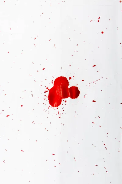 Picături de sânge roșu pe hârtie albă — Fotografie, imagine de stoc