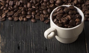 arka planda kahve ile kil fincan tahıl