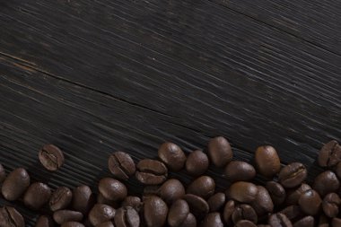 ahşap doku üzerinde kavrulmuş kahve çekirdeği