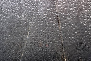 Pencere glas zemin üzerine mavi su damlaları