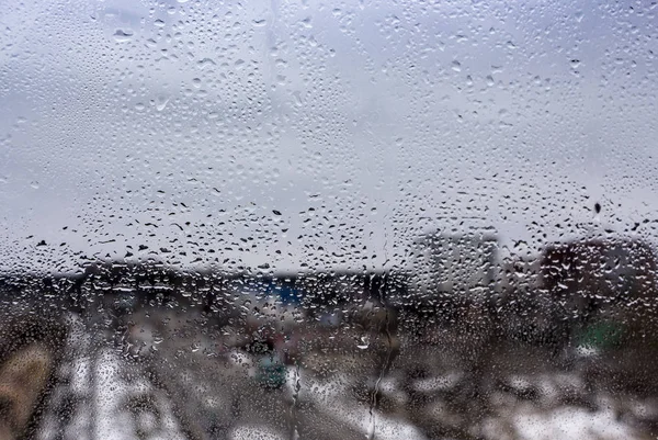 Gotas de água azul no fundo da janela — Fotografia de Stock