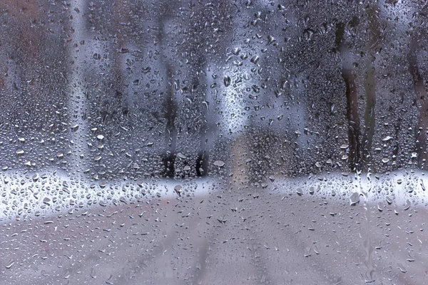 Μπλε νερό πέφτει στο παράθυρο glas φόντο — Φωτογραφία Αρχείου