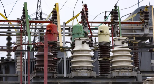 Transformador de potencia eléctrica en subestación de alta tensión — Foto de Stock