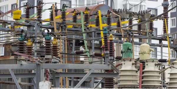 Transformador de potencia eléctrica en subestación de alta tensión — Foto de Stock