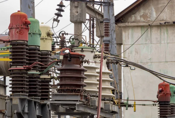 Transformador de potencia eléctrica en subestación de alta tensión — Foto de Stock