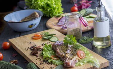 Seçici odak masada tüm malzemelerle bir biftek pişirme süreci