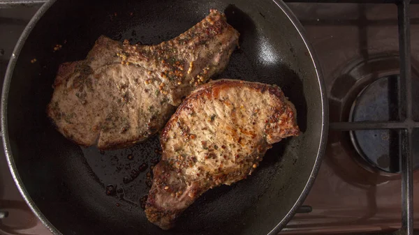 Смажений яловичий стейк з розмарином, сковорода — стокове фото