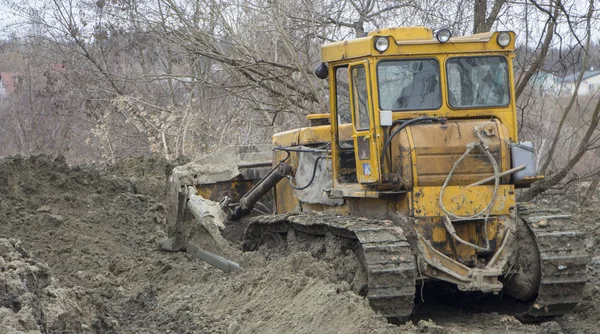 Velký buldozer kope regenerace kanál — Stock fotografie