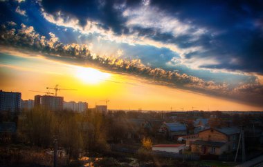 Şehir ve inşaat site üzerinde şaşırtıcı gökyüzü