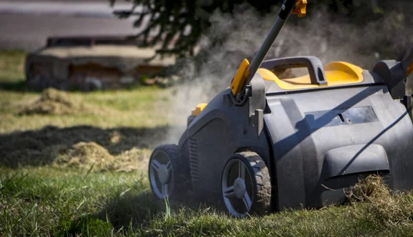 芝生の芝生の上で庭師の動作土壌空気処理機 — ストック写真