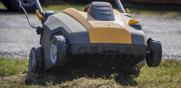 Máquina de aireación del suelo de funcionamiento del jardinero en césped de hierba — Foto de Stock