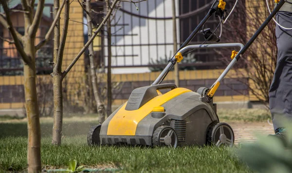 Máquina de aireación del suelo de funcionamiento del jardinero en césped de hierba — Foto de Stock