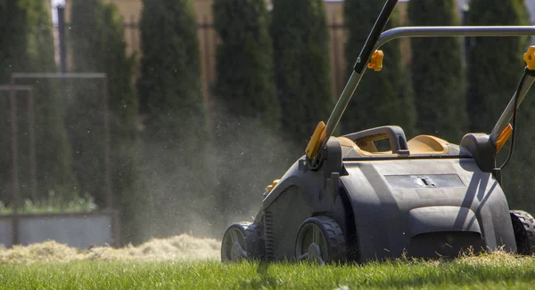 Máquina de aireación del suelo de funcionamiento del jardinero en césped de hierba — Foto de Stock