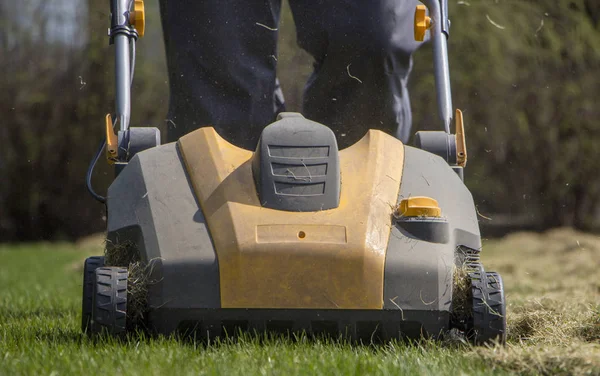 Mesin Aerasi Tanah Operasi Gardener di Rumput Lawn — Stok Foto