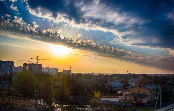 Удивительное небо над городом и стройкой — стоковое фото