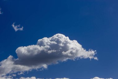 Masmavi bir gökyüzü beyaz bulut