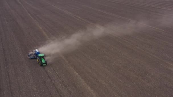 Le tracteur sème et cultive le champ 