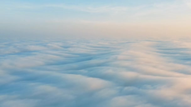 Stormachtige paars-blauwe wolken bij zonsondergang, drone view. — Stockvideo