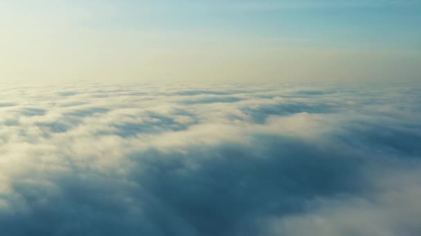 Viharos lila-kék felhők naplementekor, drónra néző. — Stock videók